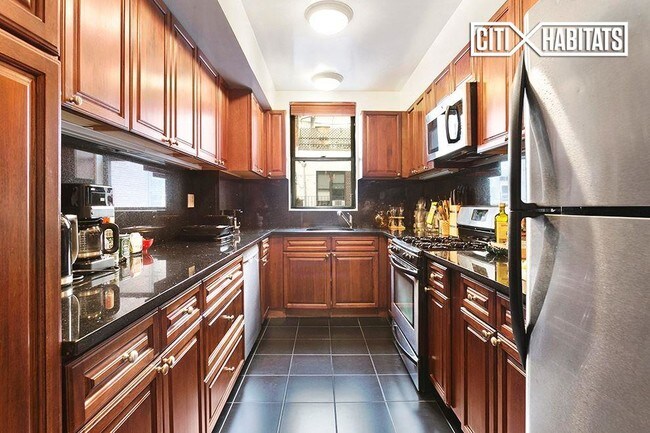 Building Photo - 17 W 68th St