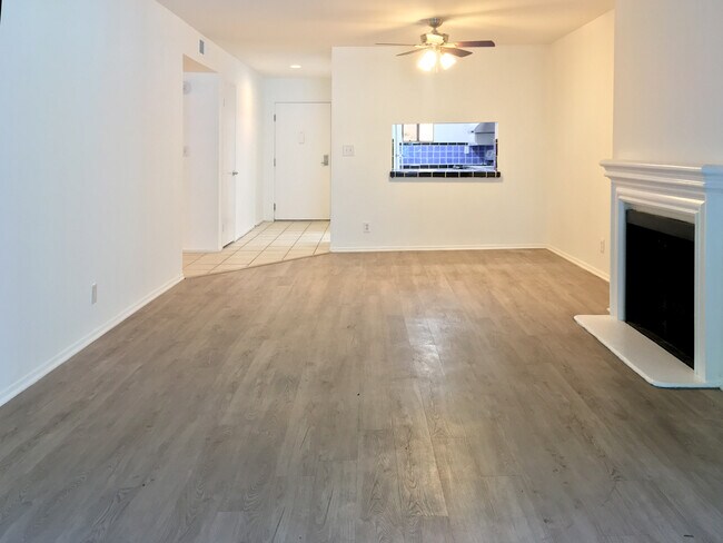 Sala de estar a comedor a cocina - 4627 Finley Ave