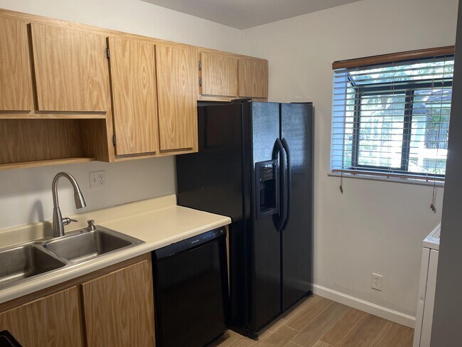 Foto del edificio - 102 Gardens Dr