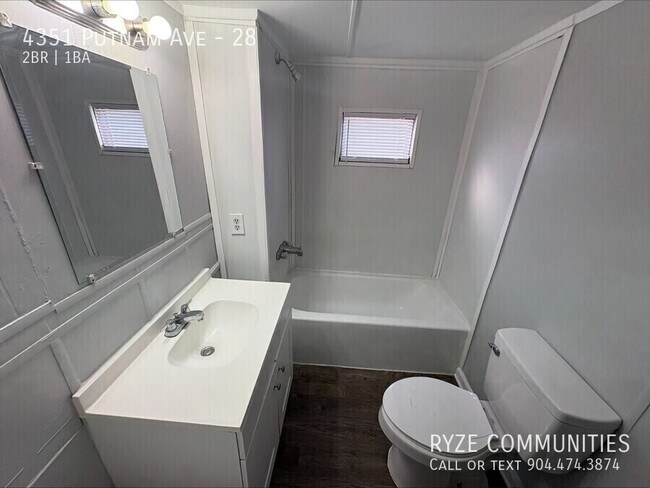 Foto del edificio - 4351 Putnam Ave