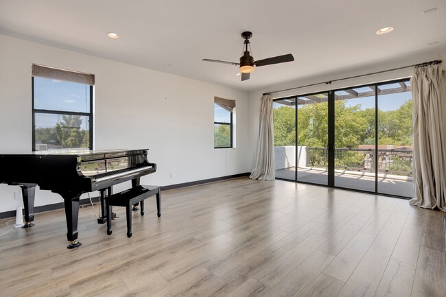 Building Photo - Central Phoenix newer home rental now avai...