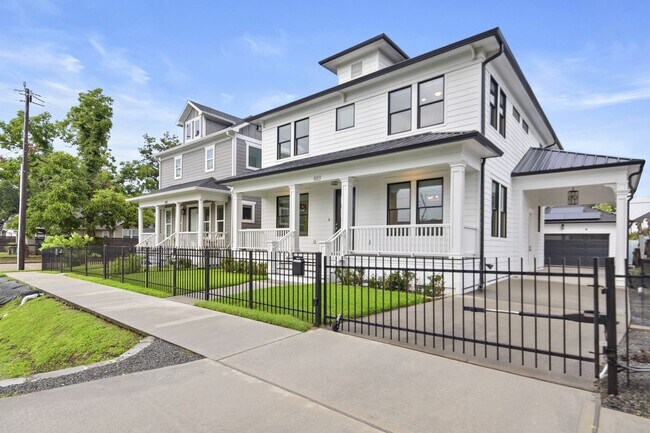Building Photo - Luxury 3-Bed Home with Solar Panels, Tesla...