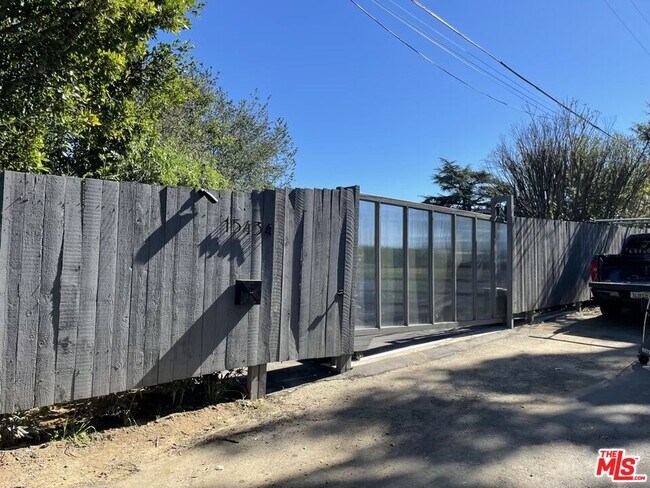 Foto del edificio - 15434 Mulholland Dr