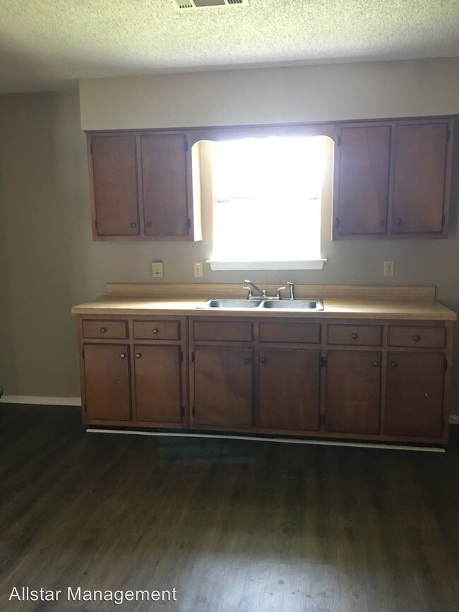 Building Photo - 3 br, 1.5 bath House - 6450 Heather