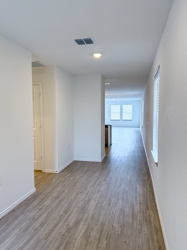 Building Photo - 1427 Laima Curv