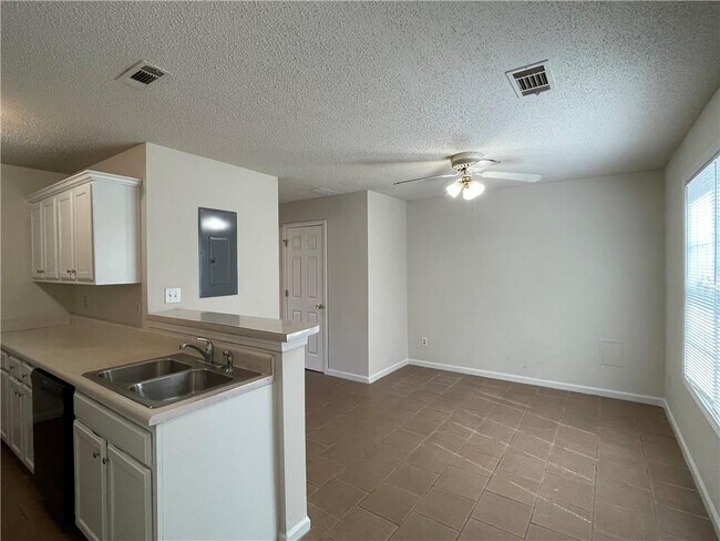 Building Photo - 1608 Hallmark Hills Dr