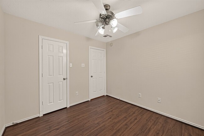 Foto del edificio - 5006 Juniper Walk Ln
