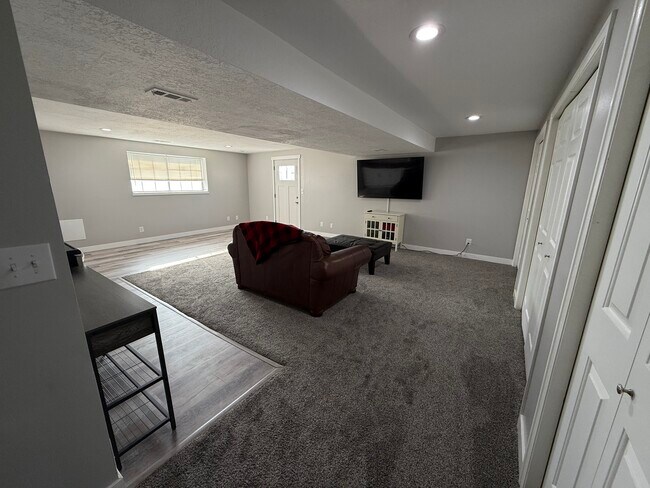 Foto del edificio - 1342 Hillsboro Dr