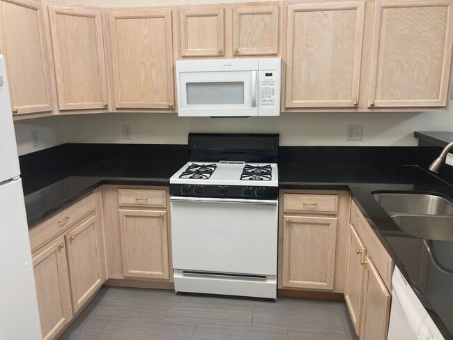 Building Photo - 2001 Quartz Cliff St