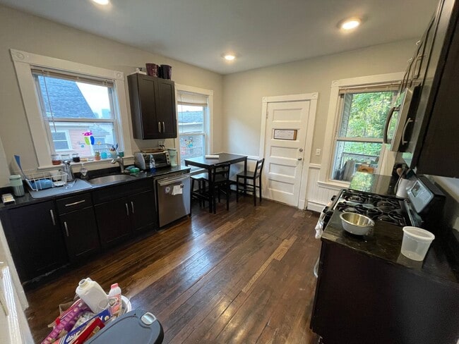 Building Photo - 10 Oswald St