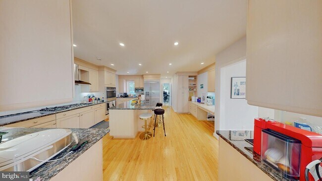 Foto del edificio - 8403 Bradmoor Dr