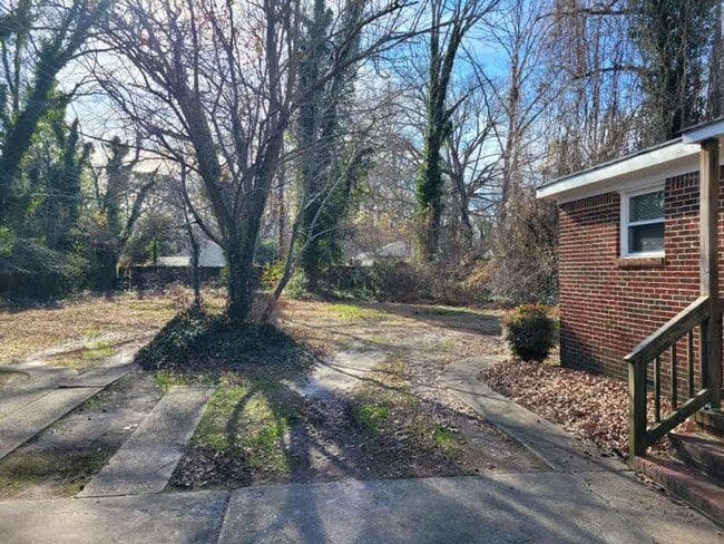 Building Photo - Colonial Heights