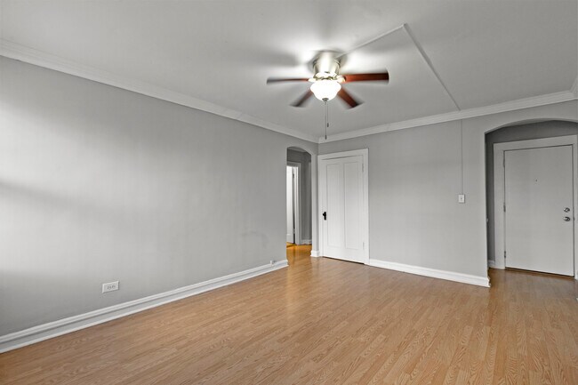 Building Photo - 661 W Sheridan Rd