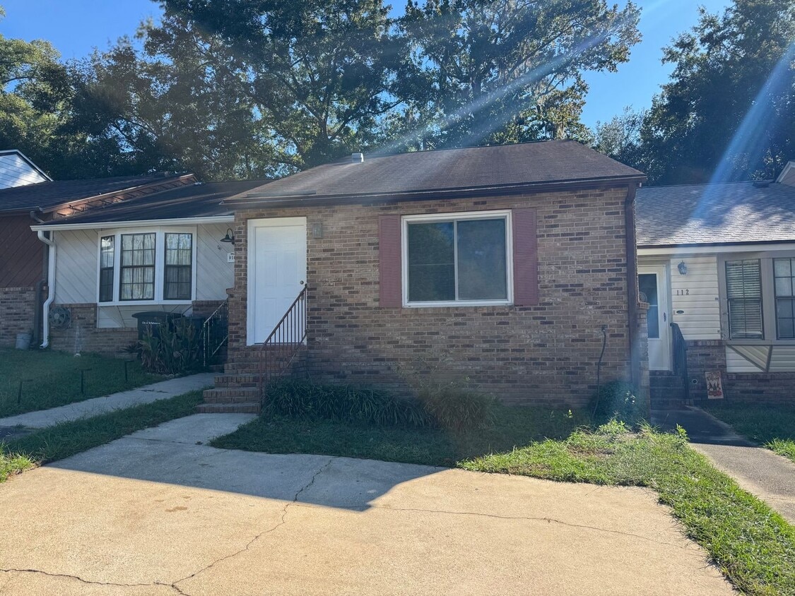 Great Location! Updated Townhouse Convenie... - Great Location! Updated Townhouse Convenie...