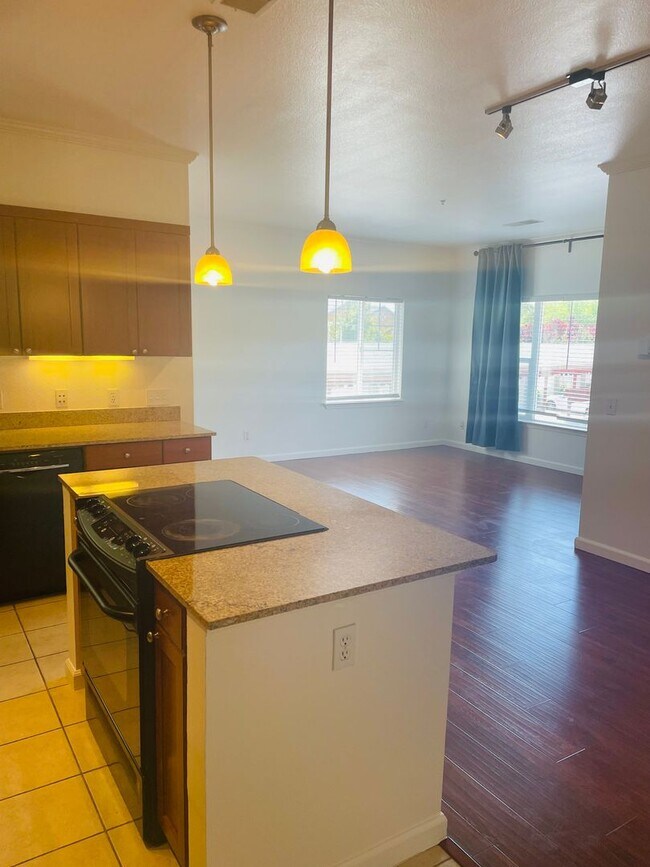 Foto del edificio - Beautiful North Davis 2bed/2 bath Upstairs...
