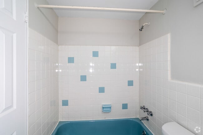 1BR, 1BA - Bathroom - Borbeck Court
