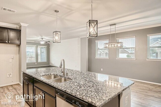 Foto del edificio - 5 br, 3 bath House - 1592 Sugarberry Drive...