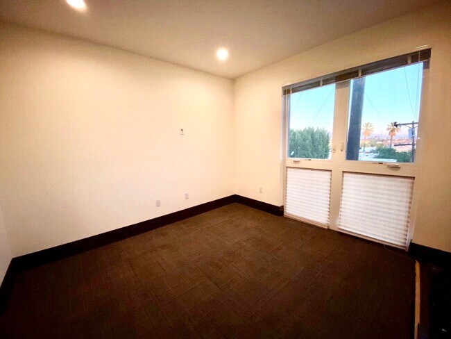 Building Photo - 418 E Las Tunas Dr