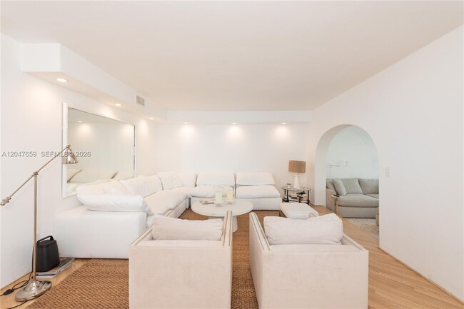 Foto del edificio - 9940 Collins Ave