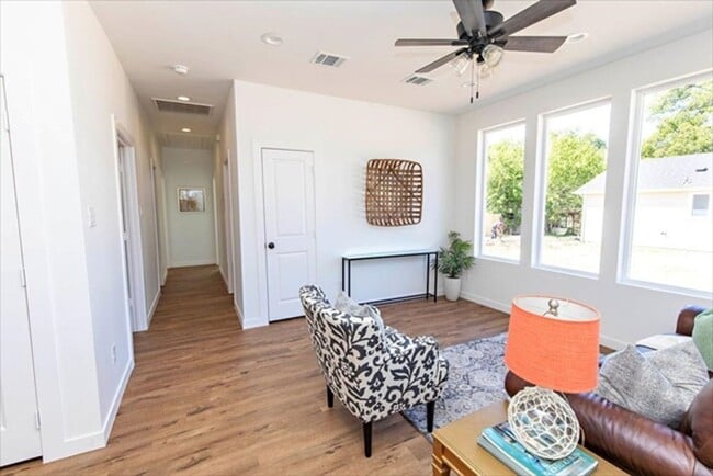 Building Photo - Move-In Ready, Beautiful 3 Bed 2 Bath - Ho...
