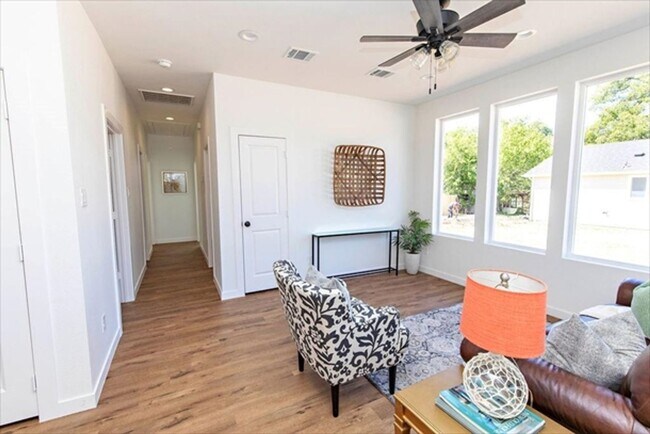 Foto del edificio - Move-In Ready, Beautiful 3 Bed 2 Bath - Ho...