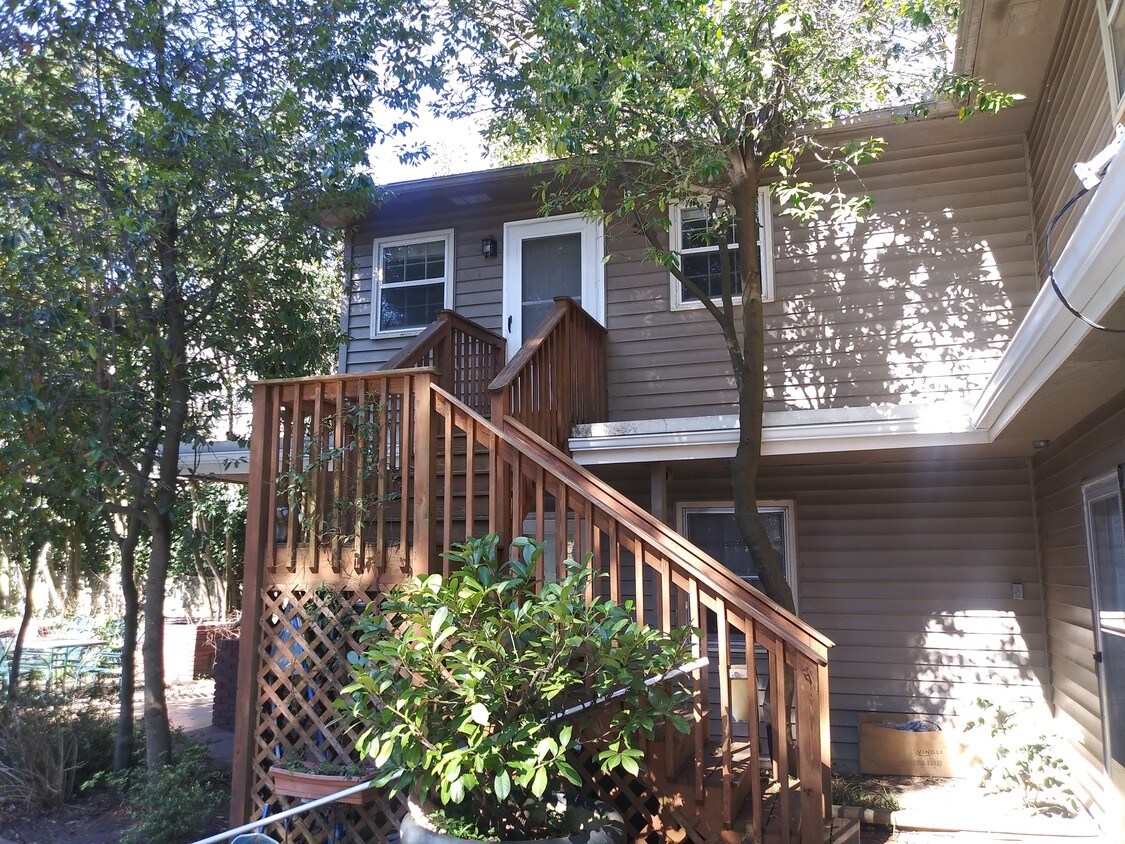 Exterior - 305 E Hillcrest Dr