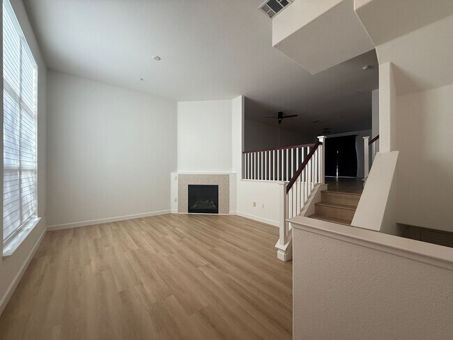 Foto del edificio - Beautiful and Modern 3 Bedroom 2.5 Bath Townhome in Montecito Vista Area