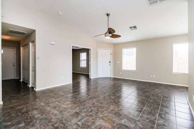Foto del edificio - 41661 W Sunland Dr