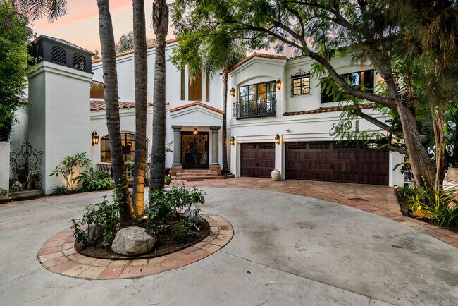 Building Photo - 4909 Woodley Ave