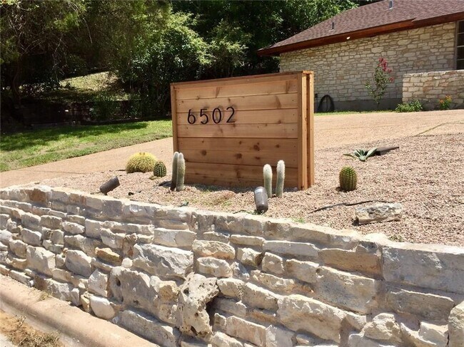 Foto del edificio - 6502 Shadow Valley Dr