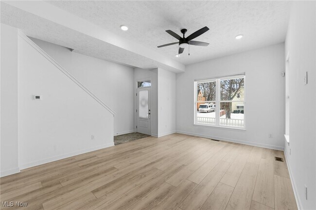 Foto del edificio - 2244 E 100th St