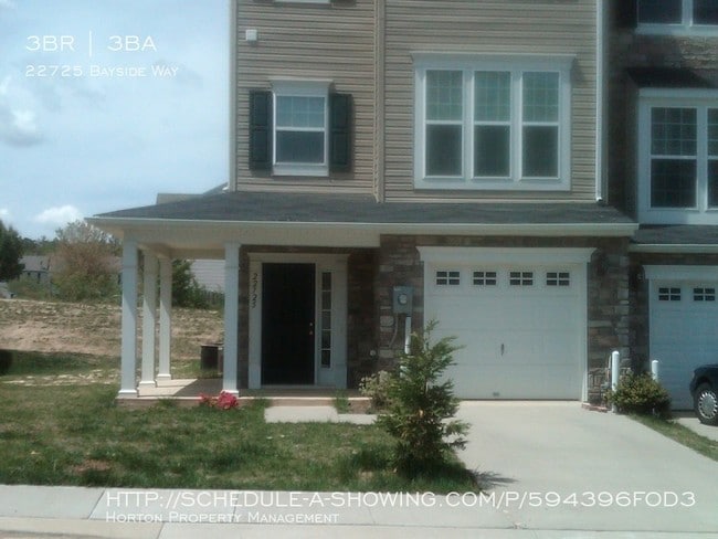 Building Photo - 3 Bedroom, 2.5 Bath 3 Story Townhome
