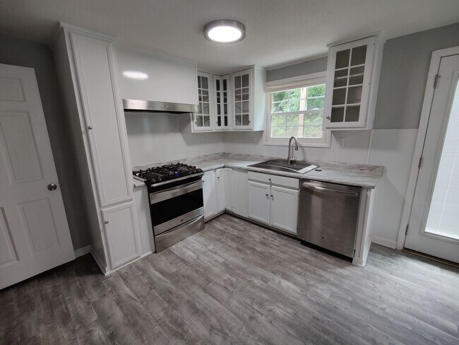 Foto del edificio - Allison Park - 2 BR Duplex, Fully Renovated, Garage/Driveway, Huge Yard!