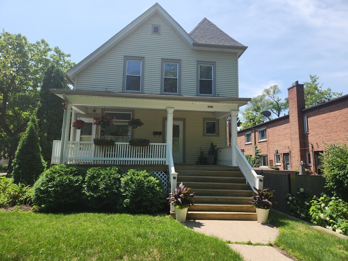Primary Photo - 1600 Washington St