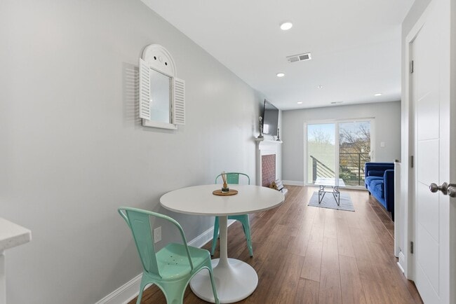 Building Photo - 2 BR/2 BA Condo in Columbia Heights!