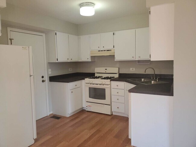 Building Photo - 2630 College Hill Cir