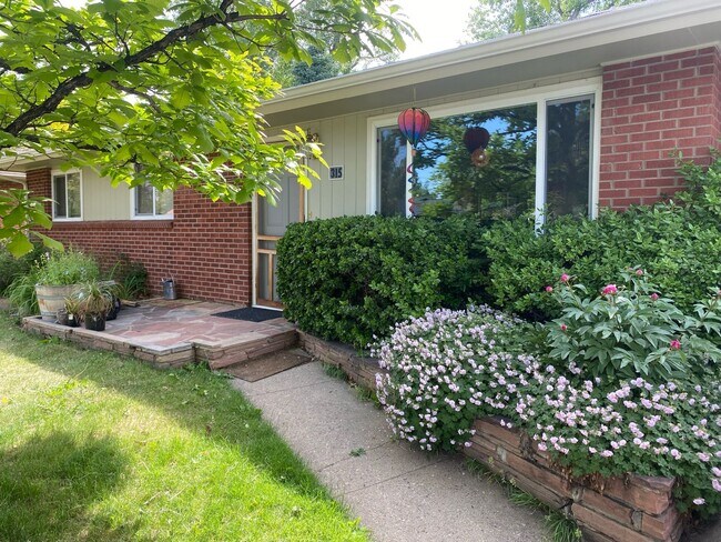 Building Photo - 3 Bed + Garage 2 Full Bath Ranch Home with...