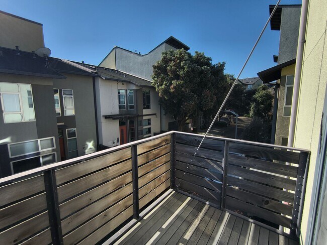 Foto del edificio - $1,000 MOVE IN SPECIAL!!!! Gated, Spacious and Bright 3 Story 3BD/2BA Property Available for Rent...