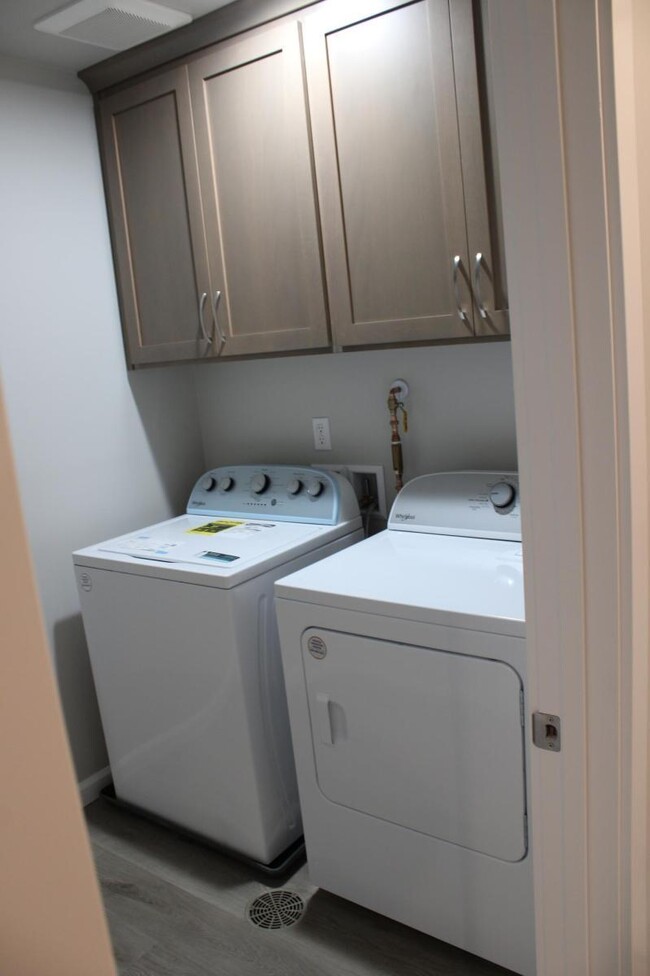 Building Photo - "Stunning 3-Bedroom Townhouse with attache...
