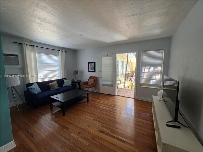 Foto del edificio - 8024 Harding Ave