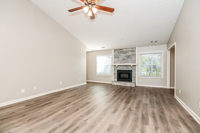 Foto del edificio - 923 River Rock Dr