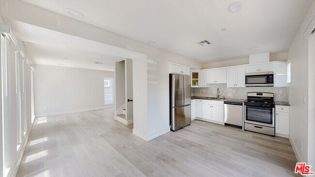 Building Photo - 953 N Mariposa Ave