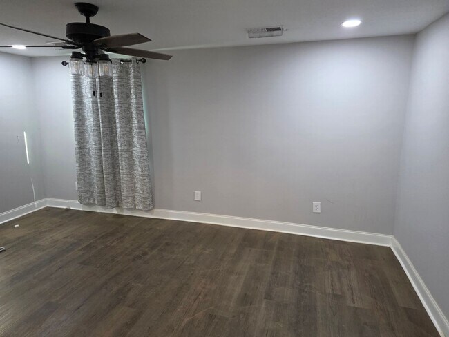 Foto del edificio - Fully Renovated 3 Bedroom Home Near Harrison Bay – Covered Deck & Fenced Yard