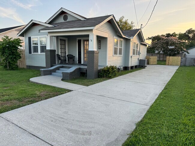 Building Photo - 1003 Suthon Ave