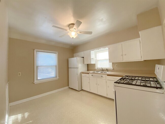 Building Photo - 2 br, 1 bath Duplex - 2940 North 73rd Stre...