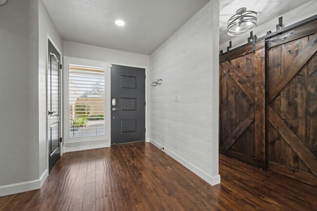 Foto del edificio - Stylish 2-Bed, 2-Bath Home with Generous Den in The Meadows