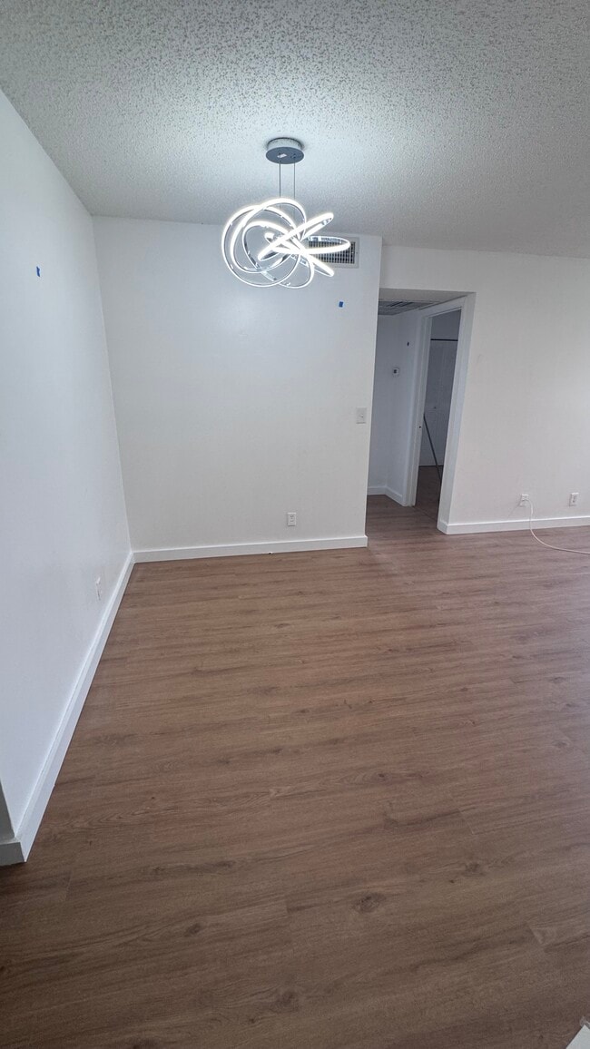 Building Photo - 9952 Twin Lakes Dr