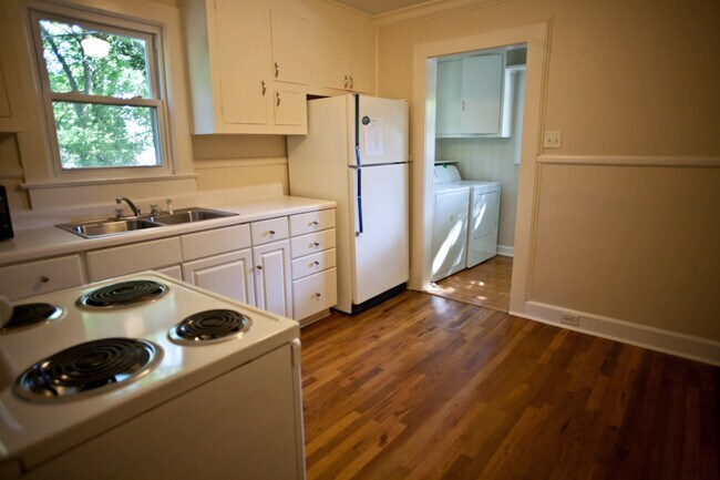 Building Photo - Walk downtown from a 2-bedroom home!