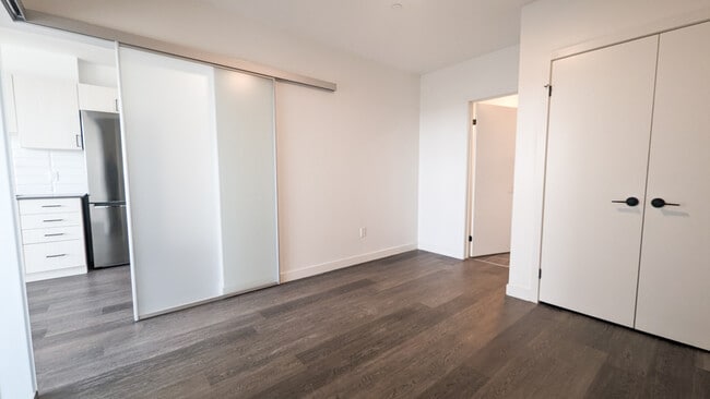 Building Photo - One Bed, Two Baths, One Free Rent!