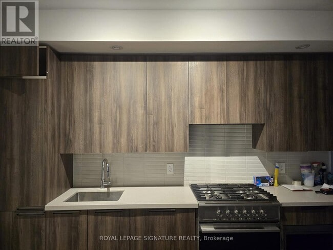 Building Photo - 160 Kingsway Crescent